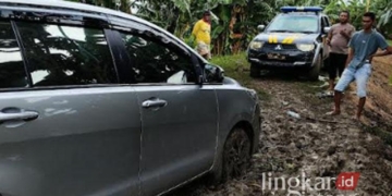 Petugas Polsek Tegowanu bersama BPBD Grobogan dan warga saat mengevakuasi mobil yang tersesat di area persawahan setempat pada Sabtu, 14 Desember 2024. (Dok. BPBD Grobogan/Lingkarjateng.id)