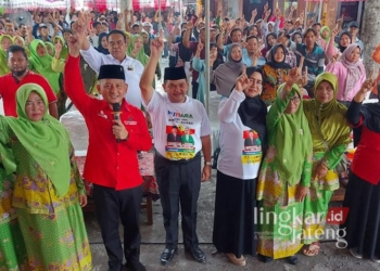 Paslon Bupati-Wakil Bupati Semarang nomor urut 01 Ngesti Nugraha-Nur Arifah saat bertemu tim pemenangannya di Posko Pemenangan pada Senin, 1 November 2024 lalu. (Hesty Imaniar/Lingkarjateng.id)