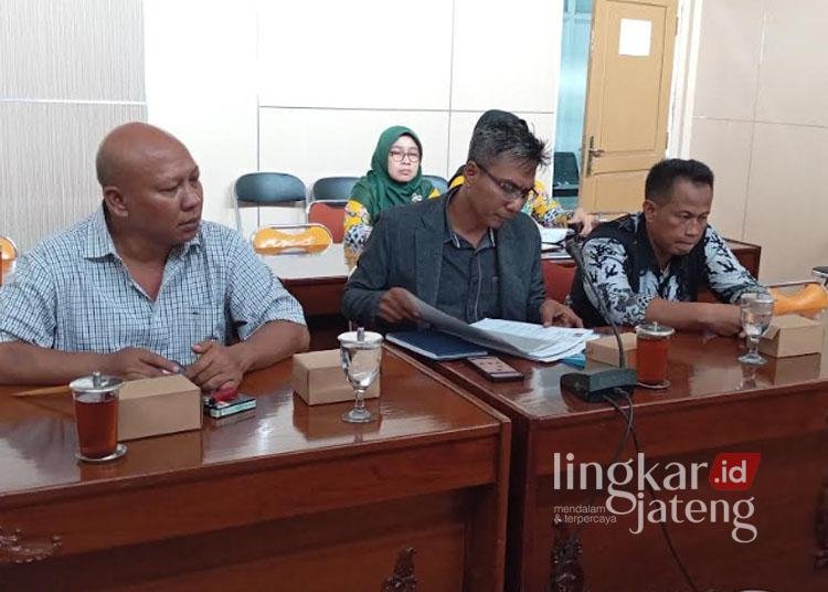 Sunardi (memakai kacamata), kuasa hukum Purwanto alias Gacon, menyampaikan laporan dugaan pelanggaran kode etik oknum DPRD di hadapan Badan Kehormatan DPRD Kabupaten Pekalongan pada Rabu, 18 Desember 2024. (Fahri Akbar/Lingkarjateng.id)