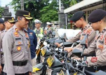 Amankan Perayaan Nataru, Polres Kendal Gelar Operasi Lilin Candi Selama 13 Hari 30 Polres Kendal saat memeriksa pasukan Operasi Lilin Candi pada Jumat pagi, 20 Desember 2024. (Dok. Polres Kendal/Lingkarjateng.id)