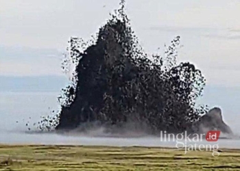 Sempat Kembali Meletus, Oro-oro Kesongo Blora Disebut Punya Potensi Gas Alam 27 Oro-oro Kesongo di Desa Gabusan, Kecamatan Jati, Kabupaten Blora, saat kembali meletus dan semburkan lumpur hitam setinggi 20 meter pada Selasa, 3 Desember 2024. (Dok. Pribadi/Lingkarjateng.id)