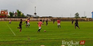 Laga uji coba PSIR Rembang vs Persinga Ngawi di Stadion Krida Rembang pada Minggu, 29 Desember 2024. (Dok. Lingkarjateng.id)