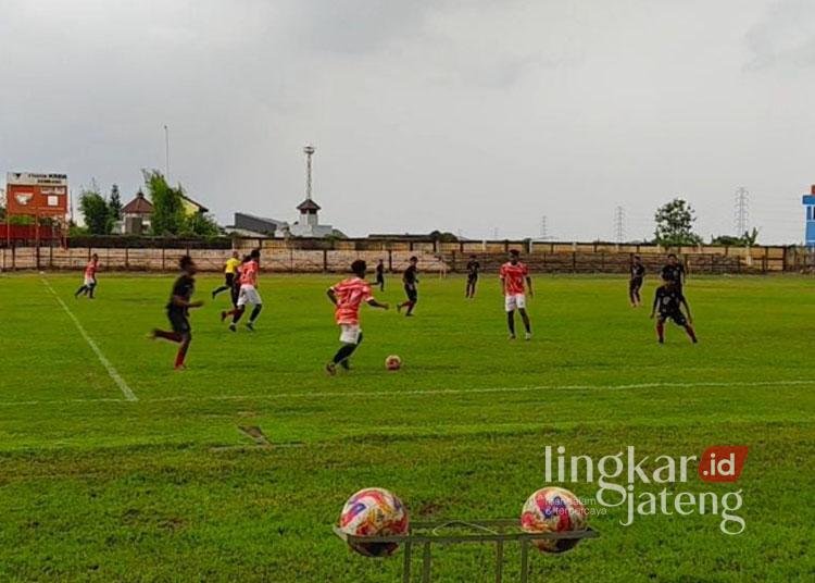 Laga uji coba PSIR Rembang vs Persinga Ngawi di Stadion Krida Rembang pada Minggu, 29 Desember 2024. (Dok. Lingkarjateng.id)