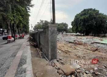 Pembangunan pagar keliling di lahan bekas Pasar Glendoh yang berlokasi di Kecamatan Purwodadi, Kabupaten Grobogan, Kamis, 26 Desember 2024. (Eko Wicaksono/Lingkarjateng.id)