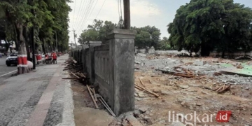 Pembangunan pagar keliling di lahan bekas Pasar Glendoh yang berlokasi di Kecamatan Purwodadi, Kabupaten Grobogan, Kamis, 26 Desember 2024. (Eko Wicaksono/Lingkarjateng.id)