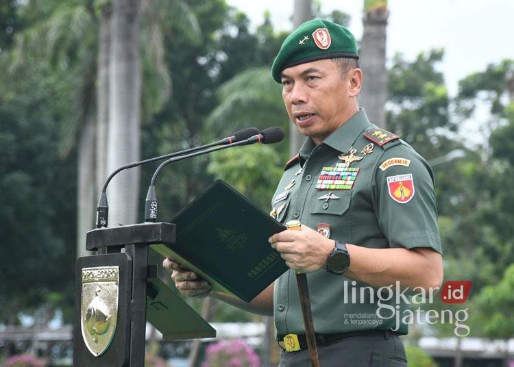 Pangdam IV/Diponegoro Mayjen TNI Deddy Suryadi saat bertindak sebagai inspektur upacara bendera di Lapangan Makodam IV/Diponegoro pada Selasa, 17 Desember 2024. (Dok. HMS/Lingkarjateng.id)