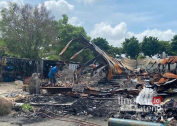 Kondisi Pasar Barang Bekas (Babe) di Desa Jati Wetan, Kecamatan Jati, Kabupaten Kudus porak-poranda usai mengalami kebakaran pada Juni 2024 lalu. (Nisa Hafizhotus S./Lingkarjateng.id)