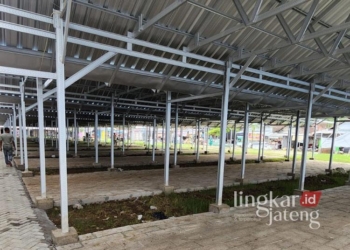 BKM Makmur Sentosa Cepu Blora Diterpa Isu Dugaan Korupsi Ratusan Juta Rupiah

Penampakan bangunan pasar darurat yang berlokasi di Lapanga Desa Gubug, Kabupaten Grobogan. (Dok. Disperindag Grobogan/Lingkarjateng.id)