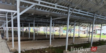BKM Makmur Sentosa Cepu Blora Diterpa Isu Dugaan Korupsi Ratusan Juta Rupiah

Penampakan bangunan pasar darurat yang berlokasi di Lapanga Desa Gubug, Kabupaten Grobogan. (Dok. Disperindag Grobogan/Lingkarjateng.id)