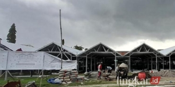 Sejumlah pekerja sedang mengerjakan pembangunan pasar darurat di Lapangan Desa Gubug, Kabupaten Grobogan baru-baru ini. (Dok. Disperindah Grobogan/Lingkarjateng.id)