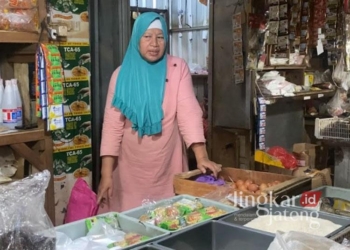 Salah satu pedagang sembako di Pasar Bitingan Kudus. (Mohammad Fahtur Rohman/Lingkarjateng.id)