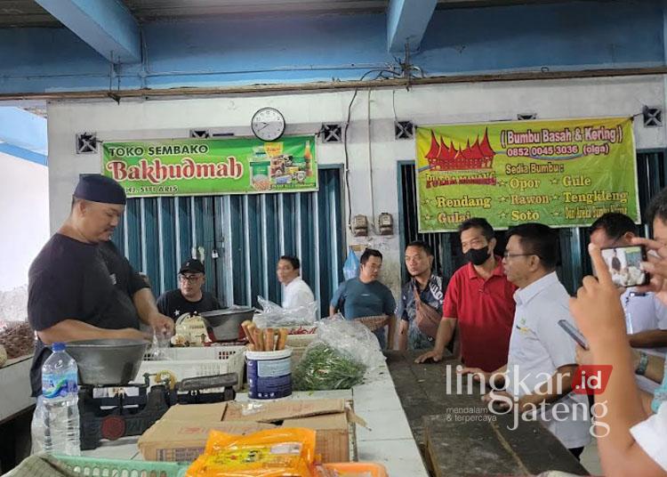 Pedagang di Pasar Bulu Semarang