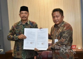 Pj. Wali Kota Salatiga, Yasip Khasani, menunjukkan surat keputusan pemilihan Dewan Pengawas PDAM, Samino, di Kantor Pemkot Salatiga, baru-baru ini. (Dok. Prokompim Setda Salatiga/Lingkarjateng.id)