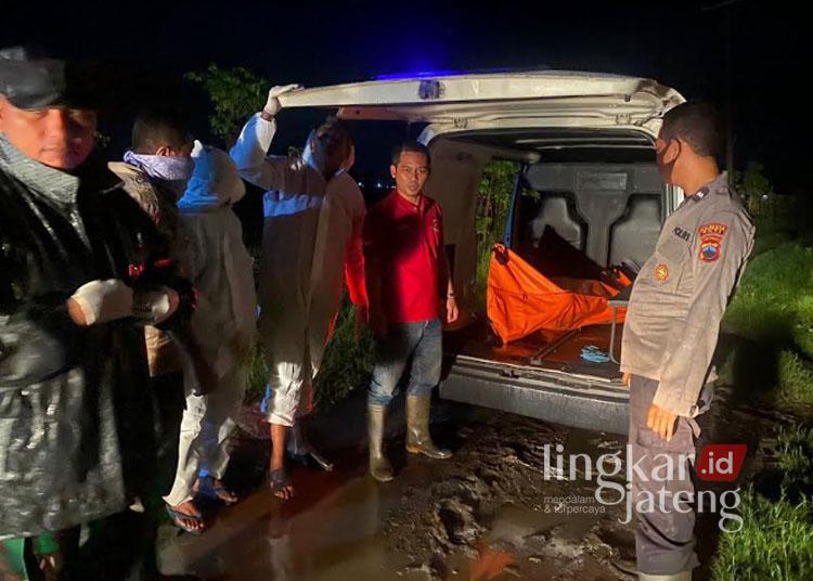 Kronologi Penemuan Mayat Perempuan Tanpa Busana di Pantai Dukuhseti Pati 25 Polisi bersama beberapa pihak lainnya usai mengevakuasi mayat perempuan yang ditemukan di muara Sungai Ginting turut Desa Kembang, Kecamatan Dukuhseti, Kabupaten Pati, pada Selasa, 17 Desember 2024. (Setyo Nugroho/Lingkarjateng.id)