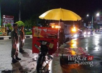 Satpol PP Kabupaten Jepara saat menggelar patroli penertiban PKL di Alun-alun Jepara 1 dan sepanjang Jalan Kartini pada Rabu malam, 18 Desember 2024. (Tomi Budianto/Lingkarjateng.id)