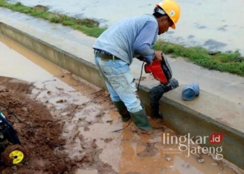 Salah seorang pekerja sedang melakukan perbaikan di lokasi tanggul di Desa Norowito, Kecamatan Karanganyar, Kabupaten Demak, belum lama ini. (Dok. Pribadi/Lingkarjateng.id)