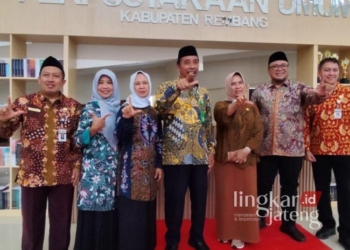 Bupati Rembang Abdul Hafidz didampingi Wakil Bupati M. Hanies Cholil Barro’ bersama jajaran Dinarpus saat meresmikan gedung perpustakaan baru pada Jumat, 27 Desember 2024. (Dok. Pemkab Rembang/Lingkarjateng.id)