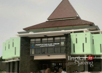 Tampak depan pembangunan Gedung Perpustakaan Umum Kabupaten Rembang yang belum rampung dikerjakan. (Dok. Pemkab Rembang/Lingkarjateng.id)