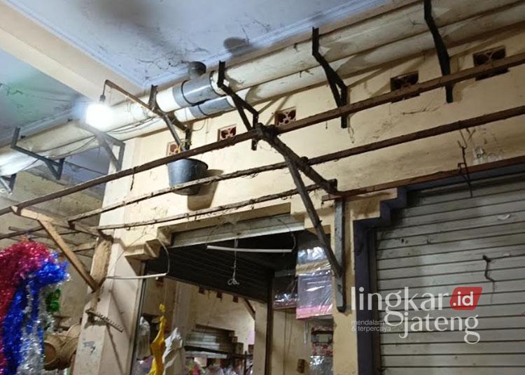 Bocor saat Hujan, Rehab Pasar Mayong Jepara akan Digarap Awal 2025 25 Pipa saluran air di Pasar Mayong Jepara yang bocor saat turun hujan. (Muhammad Aminudin/Lingkarjateng.id)