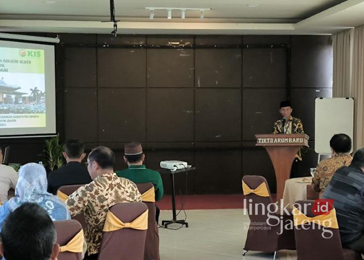 Pj Sekda Kendal dalam saat menghadiri rapat pembahasan KIS