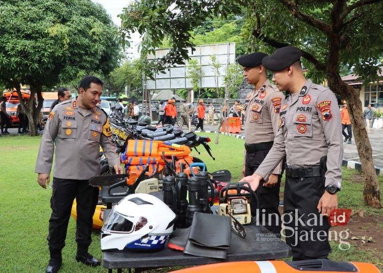 Kapolres Kendal, AKBP Feria Kurniawan saat memantau perlengkapan personel gabungan dalam menghadapi potensi bencana hidrometeorologi usai apel yang digelar di halaman Mapolres Kendal, Senin, 9 Desember 2024. (Dok. for Lingkarjateng.id)