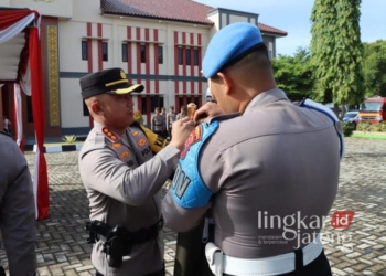 Kapolresta Pati, Andhika Bayu Adhittama, secara simbolis menerjunkan anggotanya untuk pengamanan Natal dan tahun baru pada Upacara Gelar Pasukan Operasi Lilin Candi di Halaman Mapolresta Pati pada Jumat, 20 Desember 2024. (Setyo Nugroho/Lingkarjateng.id)