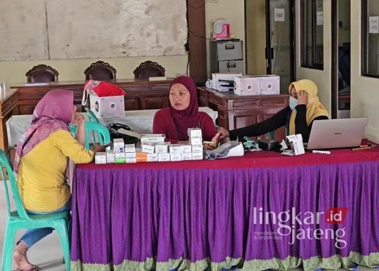 Tenaga kesehatan dari puskesmas setempat berjaga di posko Kantor Balai Desa Tluwah, Kecamatan Juwana, Kabupaten Pati, pada Kamis, 26 Desember 2024. (Setyo Nugroho/Lingkarjateng.id)