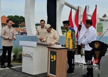 Prabowo Resmikan Fly Over Madukoro Semarang Senilai Rp 198,8 Miliar 28 Presiden RI Prabowo Subianto saat meresmikan Fly Over Madukoro, Kota Semarang, pada Rabu, 11 Desember 2024. (Rizky Syahrul Al-Fath/Lingkarjateng.id)