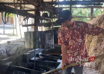 Kurin, produsen gula merah di Desa Kandangmas, Kecamatan Colo, Kabupaten Kudus. (Mohammad Fahtur Rohman/Lingkarjateng.id)
