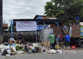 Petugas sedang mengangkut sampah di Depo Sampah Kaliwungu, Kabupaten Kendal. (Dok. Pribadi/Lingkarjateng.id)