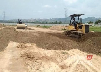 Sejumlah pekerja tengah meratakan tanah urug dalam proyek pembangunan SIHT di Desa Klaling, Kecamatan Jekulo, Kabuapten Kudus. (Mohammad Fahtur Rohman/Lingkarjateng.id)