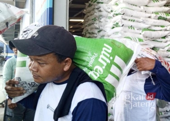 Para petani membeli pupuk nonsubsidi dalam acara "Gebyar Diskon Pupuk" di Gudang PT Pupuk Indonesia, Kecamatan Margorejo, Kabupaten Pati, pada Kamis, 25 Januari 2023 lalu. (Setyo Nugroho/Lingkarjateng.id)