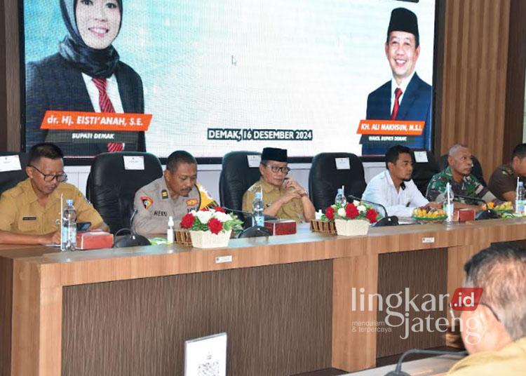 Kendalikan Inflasi, Pemkab Demak Terapkan Inovasi 4K Jelang Nataru 25 Suasana rakor Tim Pengendalian Inflasi Daerah (TPID) Kabupaten Demak dalam menghadapi Nataru yang berlangsung di Gedung Grhadika Bina Praja Demak pada Senin, 16 Desember 2024. (M. Burhanuddin Aslam/Lingkarjateng.id)