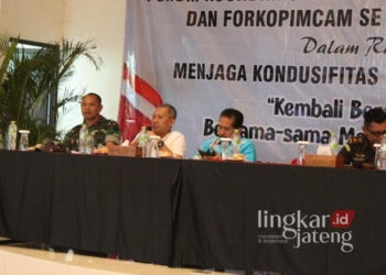 Wakil Ketua DPRD Kabupaten Jepara, Junarso (dua dari kiri), saat menghadiri rapat koordinasi menjaga kondusifitas pasca Pilkada antara Forkopimda dengan Forkopimcam Se-Kabupaten Jepara di salah satu restoran di Bandengan pada Kamis, 5 Desember 2024. (Tomi Budianto/Lingkarjateng.id)