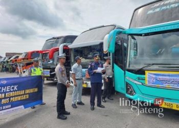 Personel Satlantas Polres Demak bersama Dishub setempat saat melakukan pengecekan kendaraan umuk di Terminal Kadilangu Demak, baru baru ini. (M. Burhanuddin Aslam/Lingkarjateng.id)
