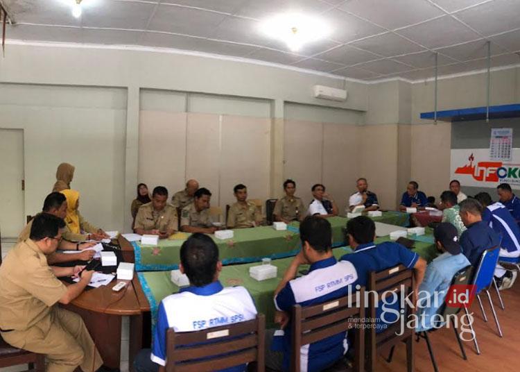 Rapat Disnaker Pati bersama serikat buruh