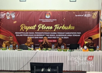 Rapat pleno rekapitulasi hasil penghitungan suara Pilkada tingkat kabupaten di Aula Kantor KPU Pati pada Rabu, 4 Desember 2024. (Setyo Nugroho/Lingkarjateng.id)