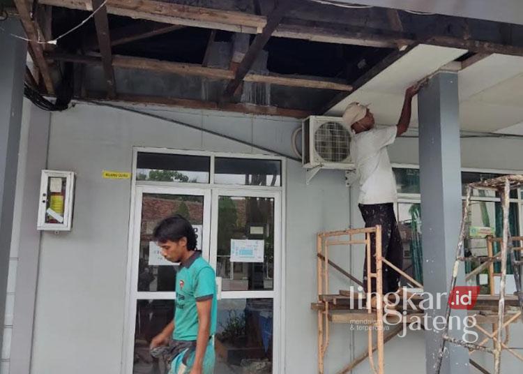 Mepet Deadline, Progres Rehab Sekolah Rusak di Kudus Baru 60 Persen 25 Pekerja tengah mengerjakan rehabilitasi salah satu sekolah di Kabupaten Kudus. (Mohammad Fahtur Rohman/Lingkarjateng.id)