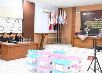 KPU Kabupaten Pekalongan saat menggelar rekapitulasi hasil perolehan suara Pilkada pada Selasa, 3 Desember 2024. (Fahri Akbar/Lingkarjateng.id)