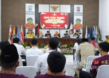 Proses rekapitulasi hasil suara Pilkada di tingkat Kabupaten Demak yang bertempat di Aula II Kantor KPU Demak pada Rabu, 4 Desember 2024. (M. Burhanuddin Aslam/Lingkarjateng.id)