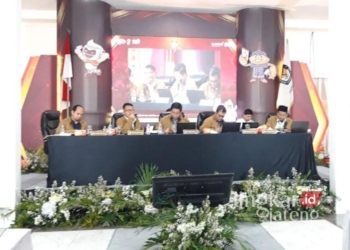 Jajaran KPU Kabupaten Kendal sedang berdiskusi dalam rapat pleno rekapitulasi hasil penghitungan suara pada Pemilihan Gubernur-Wakil Gubernur Jawa Tengah dan Pemilihan Bupati-Wakil Bupati Kendal pada Selasa, 3 Desember 2024. (Dok. Lingkarjateng.id)