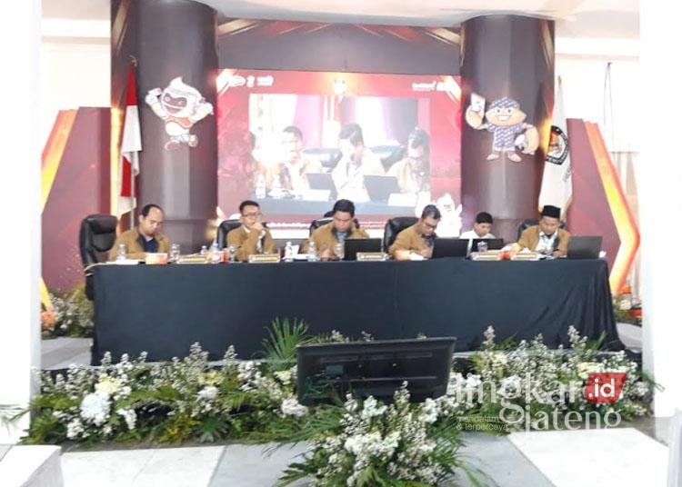 Rekapitulasi Resmi KPU, Tika-Benny Raih Suara Terbanyak Pilkada Kendal 25 Jajaran KPU Kabupaten Kendal sedang berdiskusi dalam rapat pleno rekapitulasi hasil penghitungan suara pada Pemilihan Gubernur-Wakil Gubernur Jawa Tengah dan Pemilihan Bupati-Wakil Bupati Kendal pada Selasa, 3 Desember 2024. (Dok. Lingkarjateng.id)