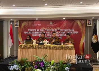 Rapat pleno rekapitulasi hasil penghitungan suara Pilkada yang diselenggarakan KPU Kudus pada Rabu, 4 Desember 2024. (Mohammad Fahtur Rohman/Lingkarjateng.id)