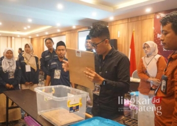 Proses rekapitulasi hasil penghitungan suara Pilkada tingkat kota oleh KPU Kota Pekalongan di Hotel Aston Syariah pada Selasa, 3 Desember 2024. (Fahri Akbar/Lingkarjateng.id)