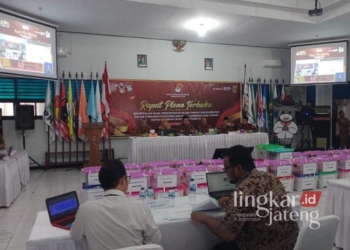 Rapat pleno rekapitulasi hasil penghitungan suara Pilkada tingkat kabupaten di Aula Kantor KPU Pati pada Rabu, 4 Desember 2024. (Setyo Nugroho/Lingkarjateng.id)