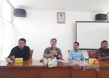 Berdayakan Pasar Dargo, Pemkot Semarang akan Evaluasi Keberadaan Tempat Karaoke 29 Plt. Kepala Dinas Perdagangan Kota Semarang, Bambang Pramusinto, dalam konferensi pers evaluasi tahunan di Kantor Dinas Perdagangan, Kanjengan, Semarang, pada Selasa, 10 Desember 2024. (Dok. Humas Pemkot Semarang/Lingkarjateng.id)