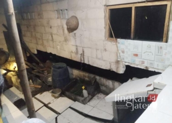 Kondisi rumah warga di Dukuh Karanggondang, Desa Bojongkoneng, Kecamatan Kandangserang, Kabupaten Pekalongan, yang amblas akibat hujan deras pada Minggu, 15 Desember 2024. (Fahri Akbar/Lingkarjateng.id)