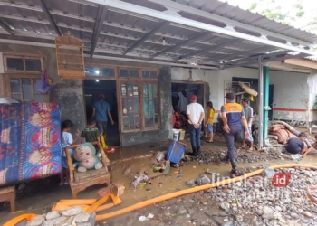 50 Rumah Terdampak Banjir Bandang di Banyubiru Semarang, Tanggul Jebol Ditambal Darurat 27 Sejumlah warga Dusun Ngendo, Desa Ngrapah, Kecamatan Banyubiru, Kabupaten Semarang, yang terdampak banjir bandang mulai kembali ke rumah untuk membersihkan material yang terbawa arus pada Rabu pagi, 11 Desember 2024. (Hesty Imaniar/Lingkarjateng.id)