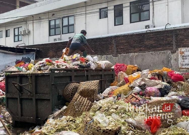 Sampah di Pasar Bitingan Kudus