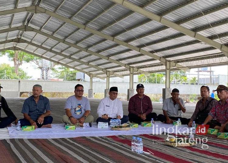 Pj. Bupati Kudus, M. Hasan Chabibie, saat sarasehan bersama para pedagang di bangunan baru Pasar Babe pada Jumat, 27 Desember 2024. (Nisa Hafizhotus S./Lingkarjateng.id)